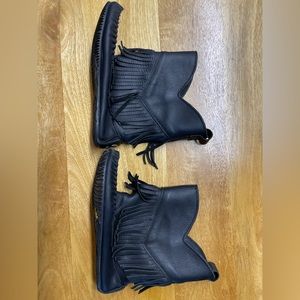 Manitobah waterproof black leather booties